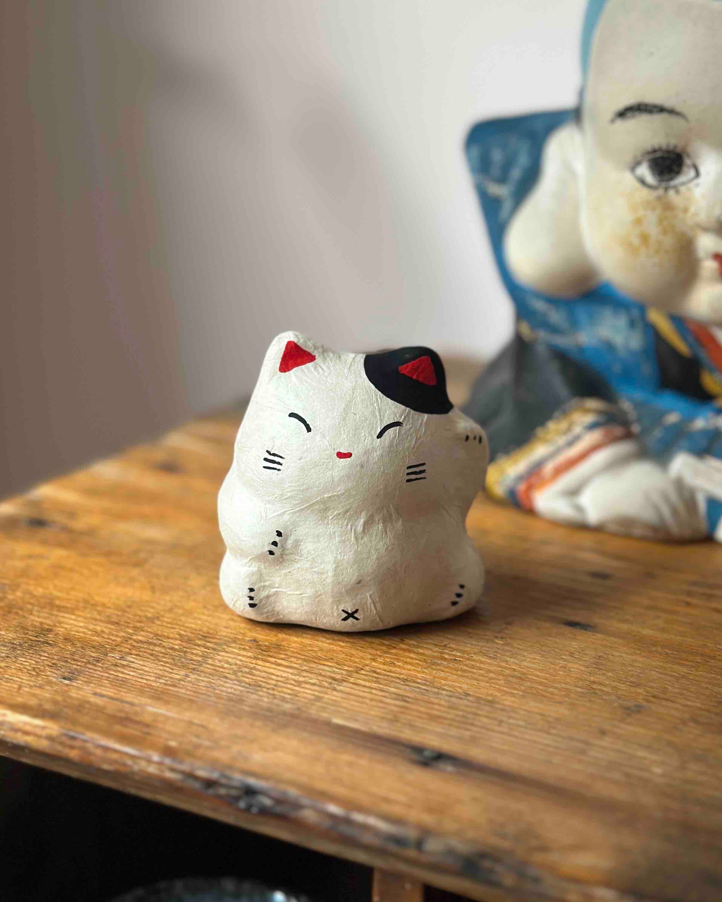 Maneki-Neko figurine